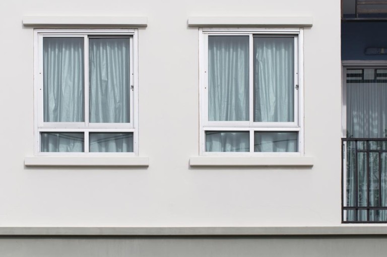 Pose de fenêtres à Geneuille : qualité et savoir-faire franc-comtois