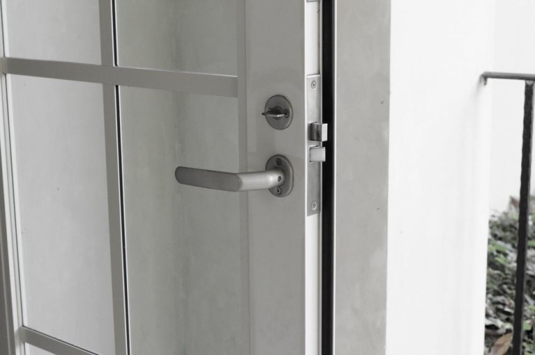 Porte d'entrée à Geneuille : sécurité et isolation réunies