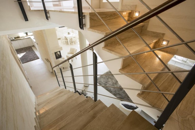 Comment choisir votre escalier en bois à Geneuille ?