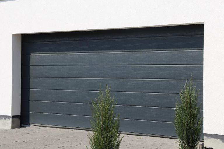 Quelle porte de garage choisir à Geneuille pour votre maison ?